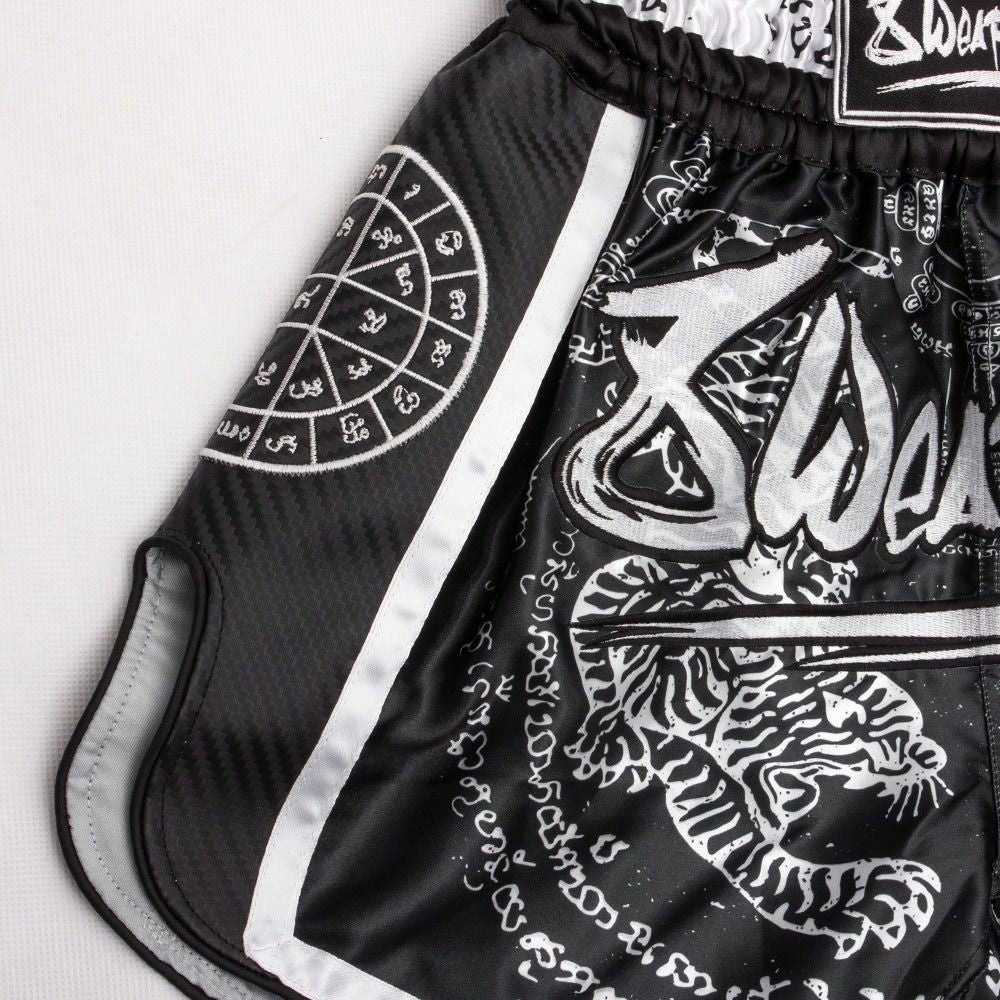 8 WEAPONS - SHORTS, CARBON, SAK YANT TIGERS, SCHWARZ