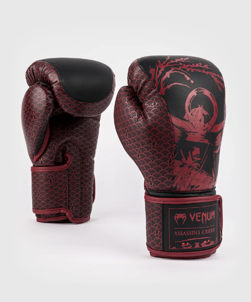Venum  -  Assassin’s Creed Shadows Boxhandschuhe - Bordeauxrot/Schwarz